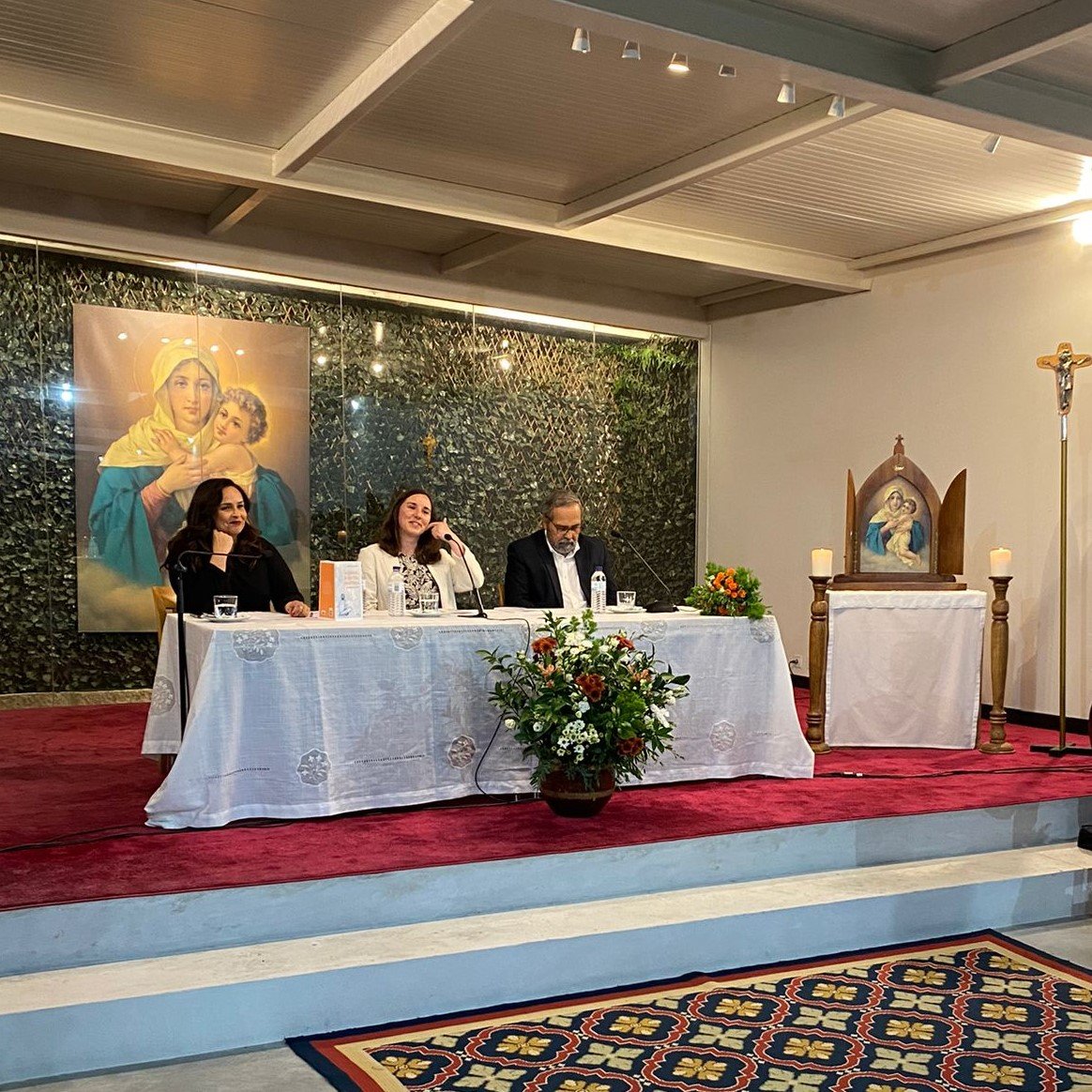 Foi assim o lançamento do livro da Carminho