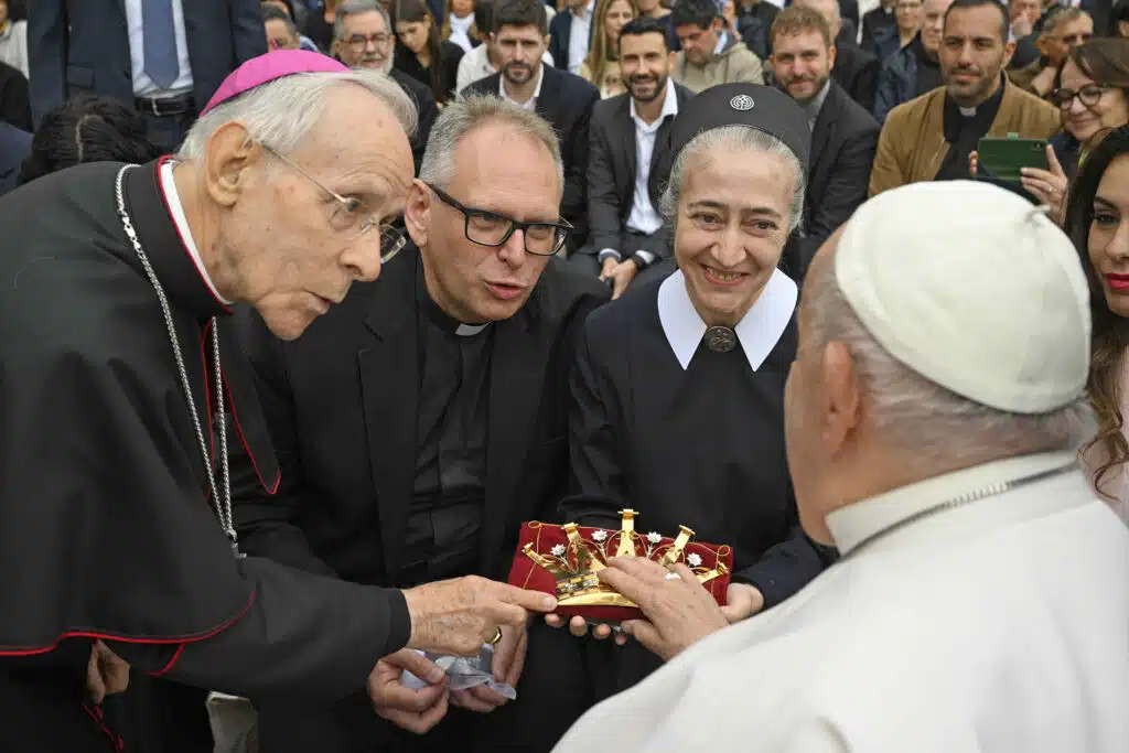 Papa Francisco abençoa a coroa de Belmonte